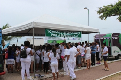 Profissionais da Enfermagem levam para a Orla de Maceió repúdio à terceirização e pedem valorização