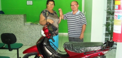 Sateal entrega moto à vencedora do sorteio