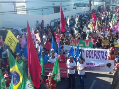 Ato contra a reforma trabalhista mobiliza centenas pelas ruas de Maceió